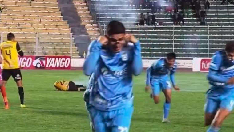 El delantero Juan Godoy fue alcanzado por una bengala durante el duelo entre The Stongest y Blooming.