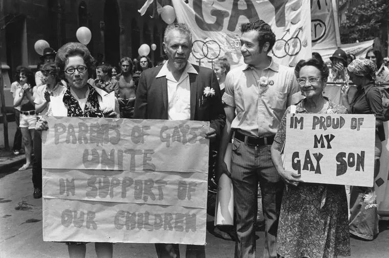 Padres apoyando a sus hijos en la marcha del orgullo de 1973. Padres apoyando a sus hijos en la marcha del orgullo de 1973.