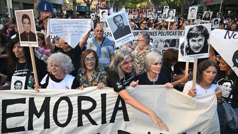 Las organizaciones de derechos humanos encabezaron la marcha. Las organizaciones de derechos humanos encabezaron la marcha.