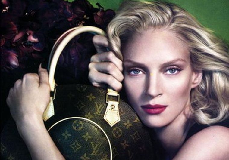 Uma posa junto a su cartera. Foto: LV