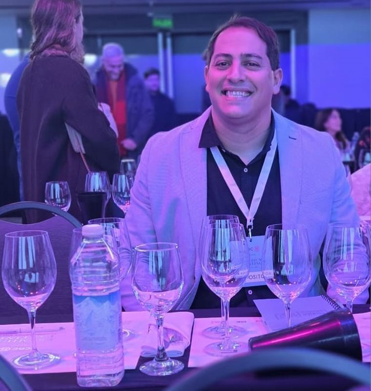 Mauricio Ortiz, de Antucura, antes de presentar su vino. Mauricio Ortiz, de Antucura, antes de presentar su vino.