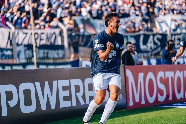 Alejo Osella ya metió el cabezazo goleador para el 1-0 y festeja con todo su primer gol en Primera división. Foto: Prensa Independiente Rivadavia