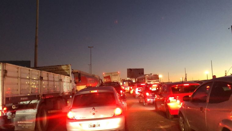 Demoras en la Autopista Buenos Aires La Plata por una protesta de choferes de micros de larga distancia Foto: Twitter