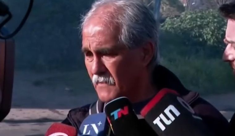 El abuelo dialogó con la prensa minutos después de conocerse la noticia de los cuerpos hallados en Florencio Varela.