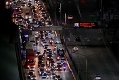 El micro de Flamengo estuvo varado en Puente Pueyrredón rumbo al Cilindro de Avellaneda. Foto: imagen de TV.&nbsp;