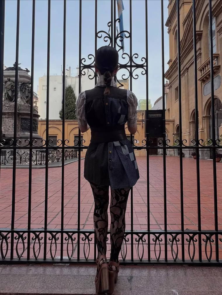 Vestido oscuro, camisa blanca y un mensaje claro: el arte argentino brilla. Vestido oscuro, camisa blanca y un mensaje claro: el arte argentino brilla.