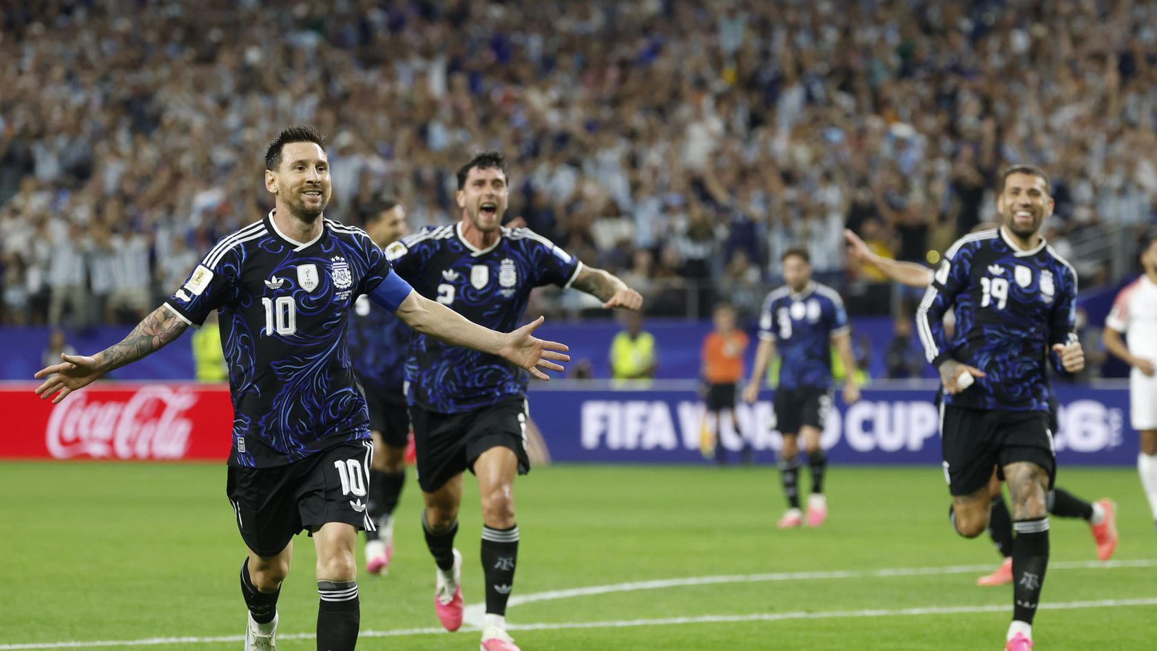 Lionel Messi festeja su sexto gol en el Mundial, tras el tiro libre que puso a Argentina 3-1 ante Jordania.