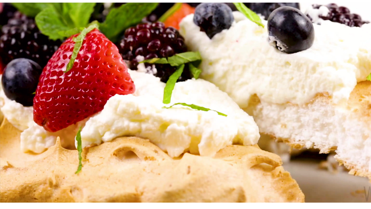 La receta de Pavlova fue una de las primeras en popularizar el uso de frutas frescas como decoración central. La receta de Pavlova fue una de las primeras en popularizar el uso de frutas frescas como decoración central.