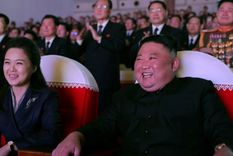 Ri y Kim fueron fotografiados sonriendo durante el concierto del martes. Foto: REUTERS