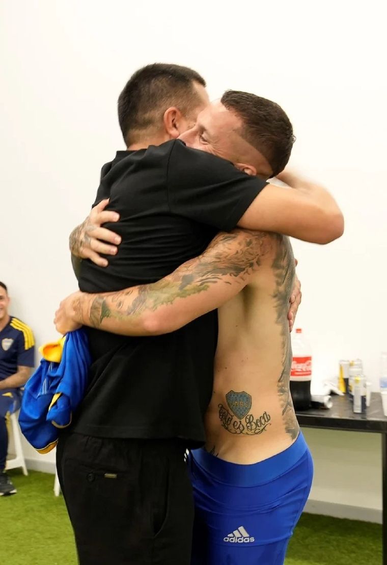 Román saluda a Benedetto tras la consagración. Foto: @BocaJrsOficial