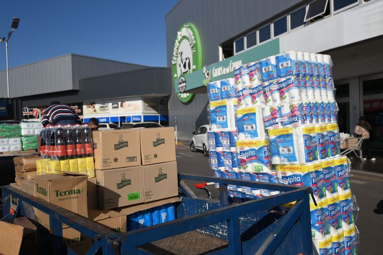 Cientos de argentinos acudieron a stockearse en los mayoristas Foto: Rodrigo DAngelo / MDZ