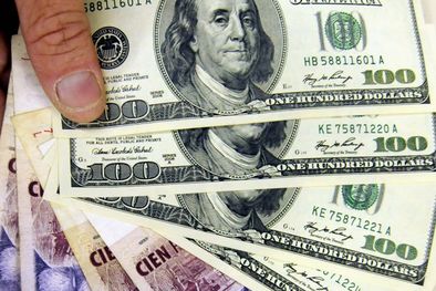 MDZol | El dólar blue cotiza hoy en 170 para la venta. Foto: elsol-compress-release.s3-accelerate.amazonaws.com/images/large/1524914875110dolares y pesos.jpg