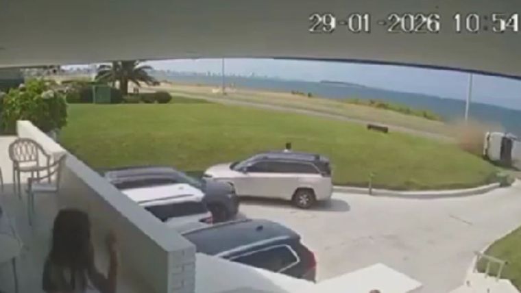 El hecho ocurrió en la Rambla Claudia Williman, a la altura de la parada 38 de la Mansa.