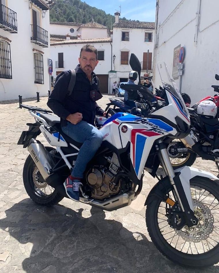 Un galán maduro... siempre joven. Así es la actitud de Antonio. Foto: Instagram