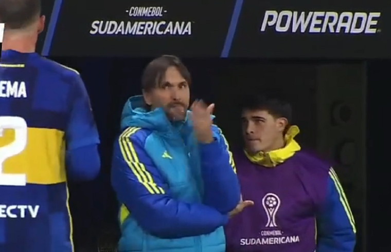 El DT habló con el jugador mientras el VAR revisaba la jugada.