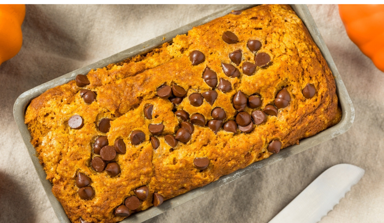 En Argentina, esta receta de pan de calabaza con chisps de chocolate también se conoce como “budín otoñal” por su aroma especiado. En Argentina, esta receta de pan de calabaza con chisps de chocolate también se conoce como “budín otoñal” por su aroma especiado.