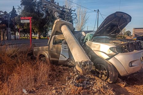 Una camioneta chocó con un transformador, el conductor se fugó y una mujer resultó herida Foto: Emilce Vargas Ferrara/MDZ