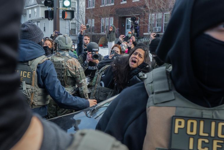 Efectivos del ICE, siguiendo órdenes de Donald Trump, en las calles de Estados Unidos. Foto Efe Efectivos del ICE, siguiendo órdenes de Donald Trump, en las calles de Estados Unidos. Foto Efe