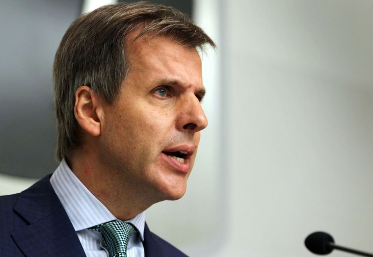 Martin Redrado explicó que dolarizar es eliminar el peso y que por ello la dolarización parcial no existe.