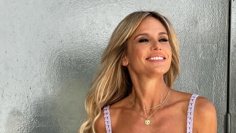 Mariana Fabbiani deslumbró con un look dorado. Mariana Fabbiani deslumbró con un look dorado.