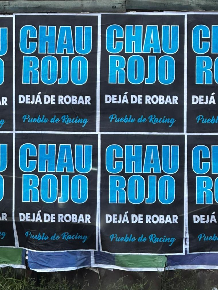 Los afiches contra Marcos Rojo en la previa de Racing-Flamengo. Los afiches contra Marcos Rojo en la previa de Racing-Flamengo.
