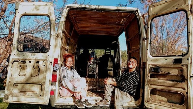 Eugenia y Joel son docentes de música y quieren viajar por el país para rescatar las raíces argentinas.