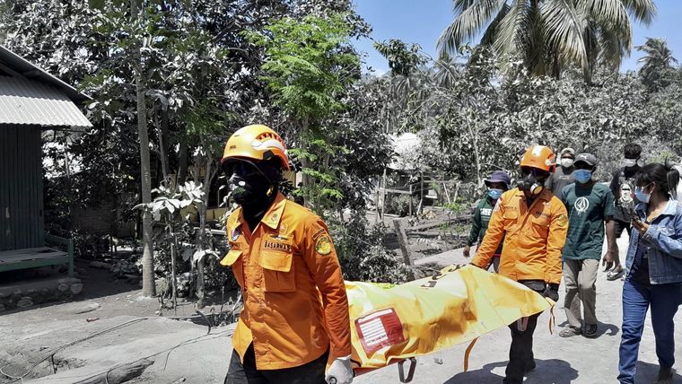 El volcán Lewotobi Laki-Laki se ubica en la zona oriental de la isla de Flores Foto: EFE