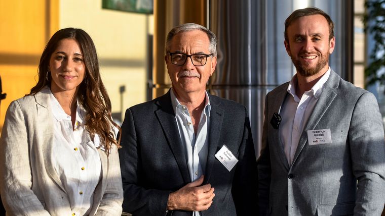 Elena Alonso y Federico Giroldi expusieron visiones opuestas en un formato dinámico con Rubén Rabanal como moderador. Elena Alonso y Federico Giroldi expusieron visiones opuestas en un formato dinámico con Rubén Rabanal como moderador.