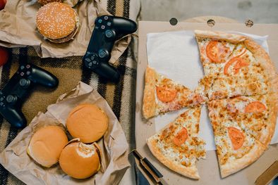 MDZol | El sedentarismo y la falta de tiempo para la elaboración de comidas caseras favorece el sobrepeso Foto: Foto de Alena Darmel en Pexels