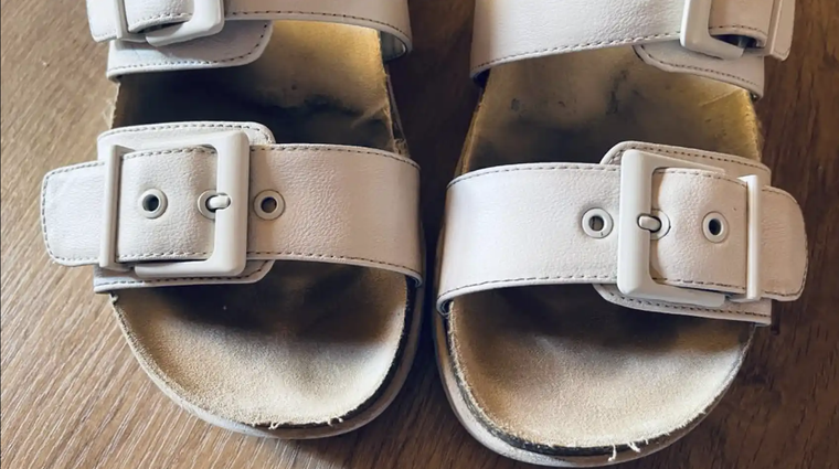 Las manchas de sudor son muy comúnes en los calzados de verano Foto: Archivo