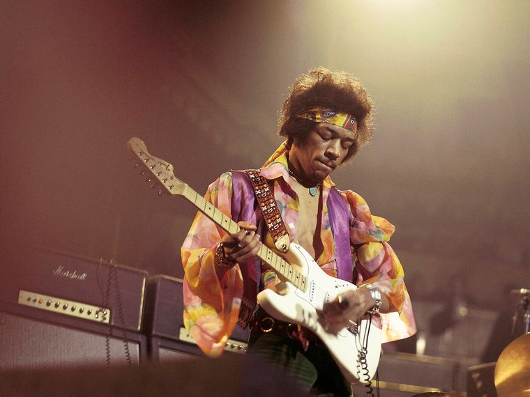 La Fender Stratocaster blanca de Jimi Hendrix fue vendida en 2 millones de dólares. Foto: Guitar.com - https://guitar.com/wp-content/uploads/2020/05/Jimi-Hendrix-Credit-David-Redfern-Redferns@1400x1050.jpg