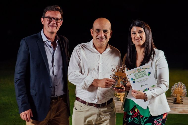 Alejandro Demonte, David Villegas y Valeria Torrens durante la entrega de menciones y reconocimientos.