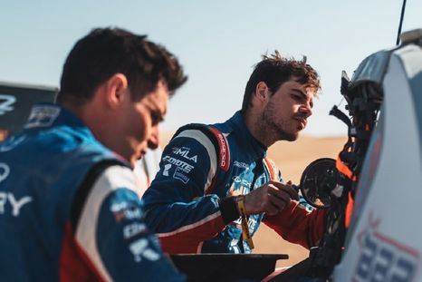 Insólito momento de Casale y Sachs en el Dakar. Insólito momento de Casale y Sachs en el Dakar.