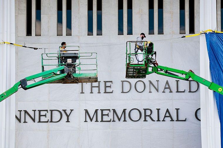 El nombre de Trump aparece ahora por encima del de Kennedy en la fachada del edificio.
