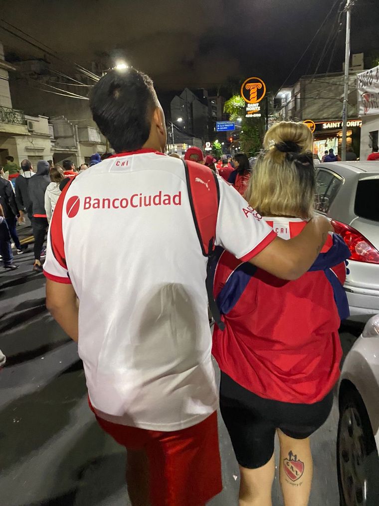La pareja fanática de Independiente que vivió una situación insólita en torno al fútbol Foto: Twitter: @sofu_gomezz