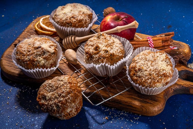 Receta de muffins de manzana y canela súper húmedos y esponjosos.