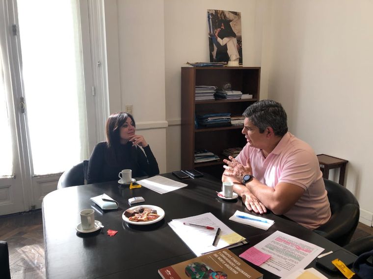 Sandra Pettovello se mostró con Lucas Aparicio, el asesor que sigue en Capital Humano. Foto: Twitter Oficial Ministerio de Capital Humano