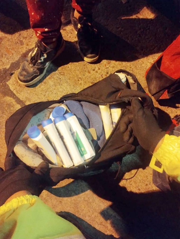 El individuo llevaba casi dos decenas de envases de talco, que contenían cocaína, en su mochila. Foto: Gendarmería Nacional