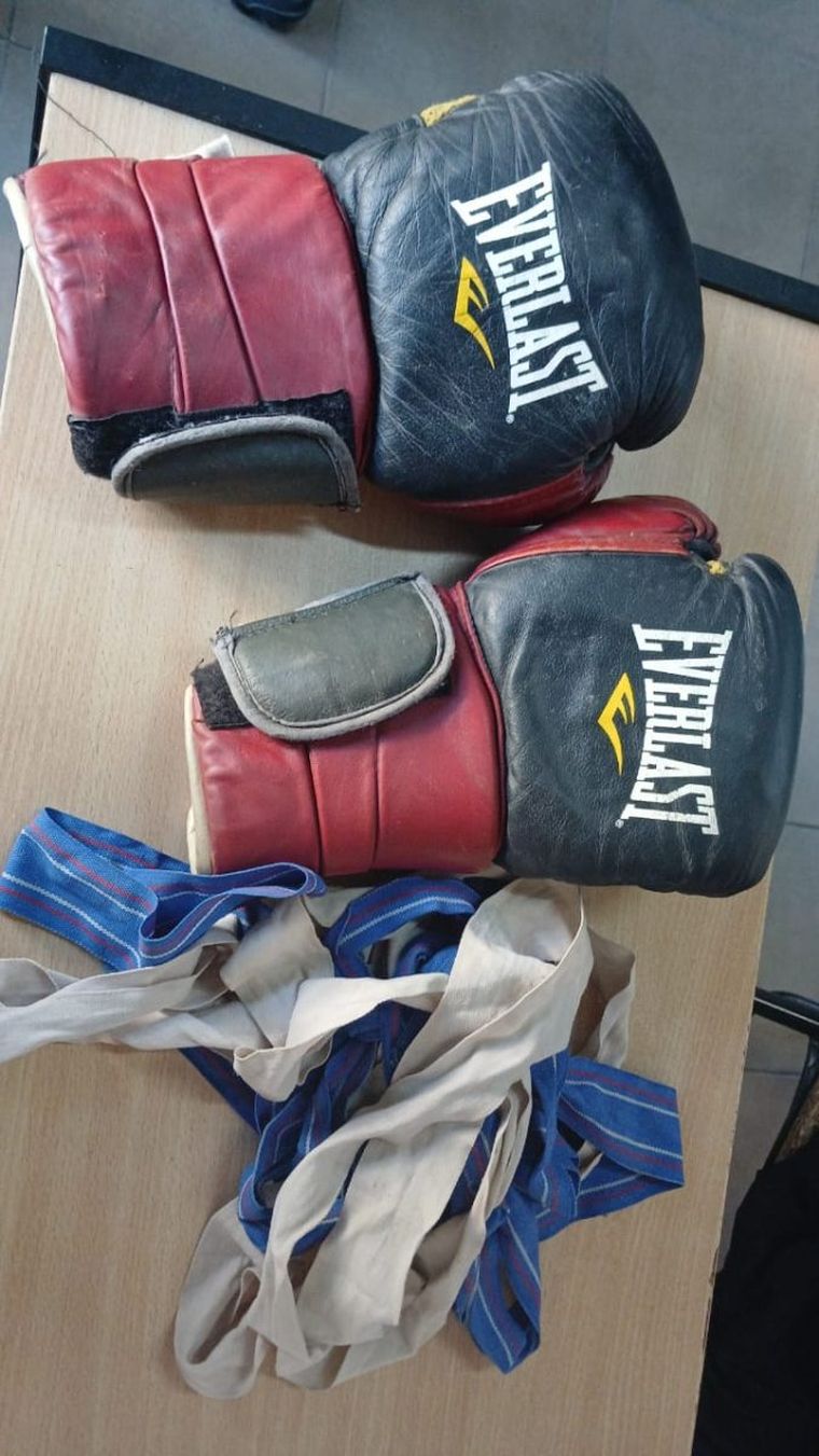 En el lugar se secuestraron elementos vinculados a la práctica de boxeo, entre ellos guantes, vendas y protectores bucales. En el lugar se secuestraron elementos vinculados a la práctica de boxeo, entre ellos guantes, vendas y protectores bucales.