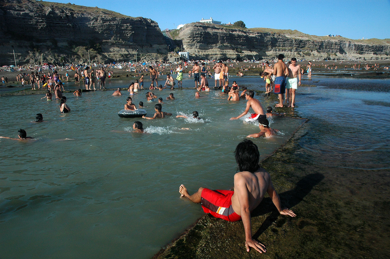 En este pueblo, la bajamar deja al descubierto formaciones de roca que permiten baños tranquilos junto al mar. En este pueblo, la bajamar deja al descubierto formaciones de roca que permiten baños tranquilos junto al mar.