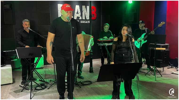 El ex boxeador dedicándose a la música. El ex boxeador dedicándose a la música.