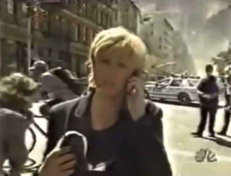 Una periodista informando desde el lugar del atentado terrorista del 11 de septiembre de 2001. Una periodista informando desde el lugar del atentado terrorista del 11 de septiembre de 2001.