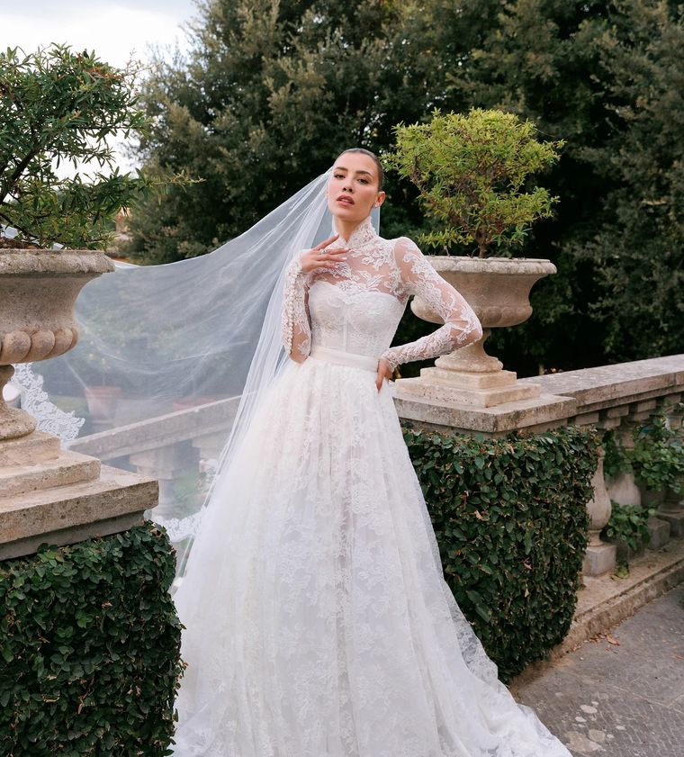 Descubre los maravillosos vestidos que Michelle Salas lució en su boda Foto: German Larkin / Vogue Mexico