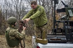 Las fuerzas de Ucrania siguen soportando bombardeos de Rusia en el este del país. Foto Efe