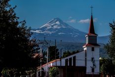 El pueblo de Melipeuco se encuentra rodeado de araucarias y paisajes volcánicos en la Región de La Araucanía.