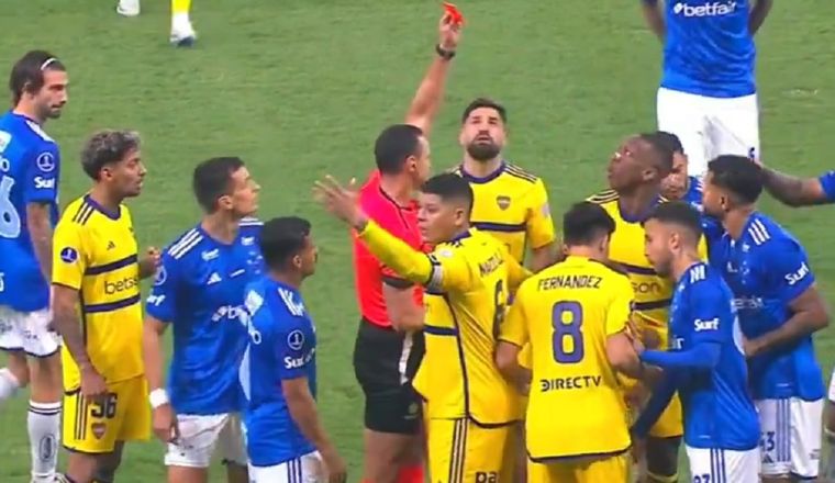 El peruano dejó a su equipo con uno menos. Foto: Captura