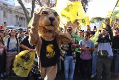 Otros tiempos: cuando Javier Milei era representado en la campaña por un muñeco de militantes que ya no están con él. Foto: MDZ Otros tiempos: cuando Javier Milei era representado en la campaña por un muñeco de militantes que ya no están con él. Foto: MDZ