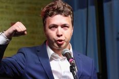 Roman Protasevich dirigiéndose a opositores bielorrusos en Gdansk, Polonia, el pasado mes de agosto. Foto: GETTY IMAGES