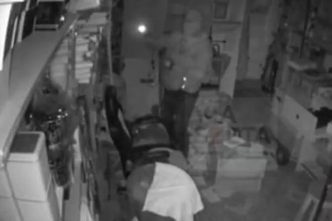 El asalto quedó registrado por las cámaras de seguridad del local. Foto: Captura de pantalla El asalto quedó registrado por las cámaras de seguridad del local. Foto: Captura de pantalla