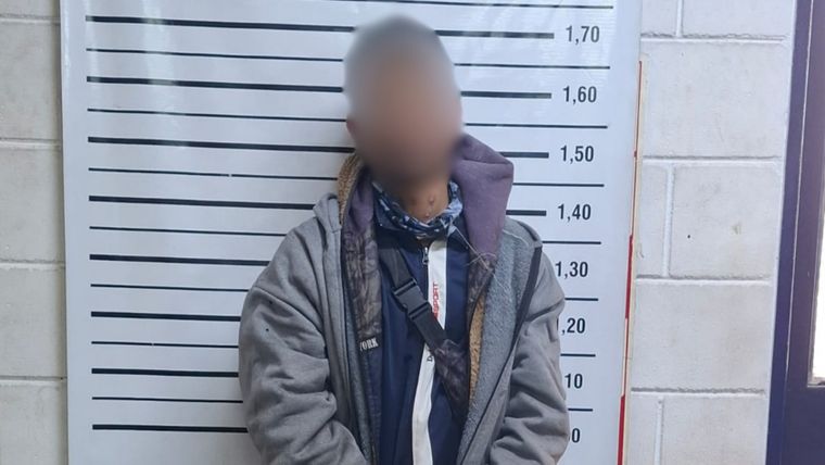 El ladrón detenido tras el robo en Las Heras. (Se tapa el rostro porque puede pasar a rueda de personas)